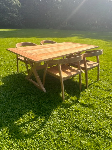 Ntori dining table